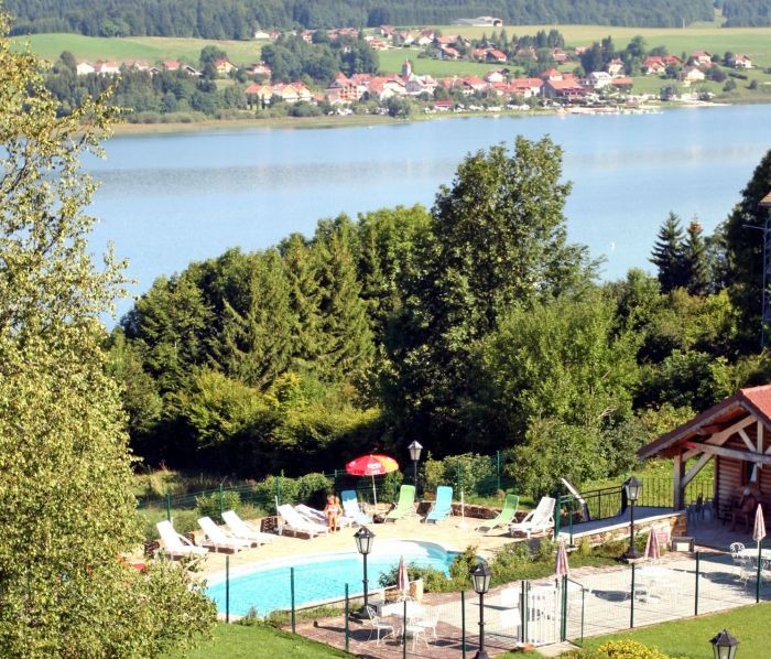 jardin et piscine hôtel le lac malbuisson
