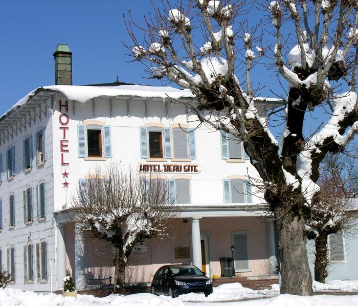 Façade hôtel beau site sous la neige